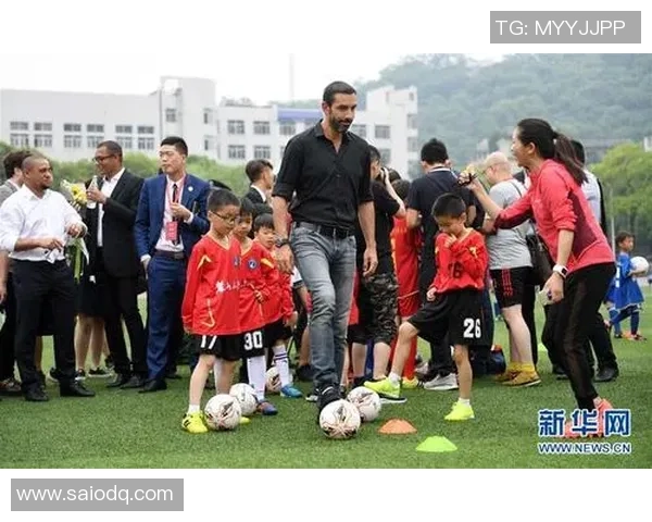 时尚与运动融合 足球球星印花长袖助力潮流新风尚