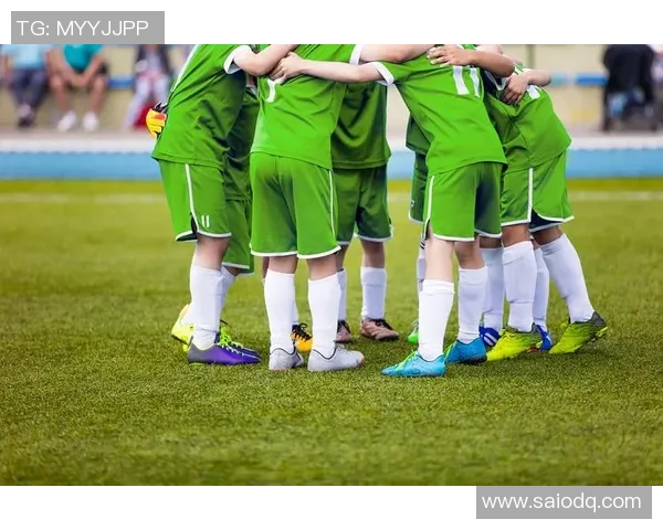 足球明星肖像解析：从球场英雄到全球偶像的成长历程